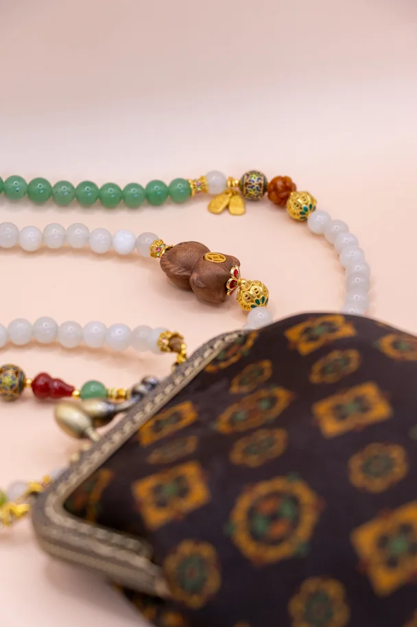 QING YUE – Traditionelle chinesische Damentasche mit Edelstein-Schulterriemen