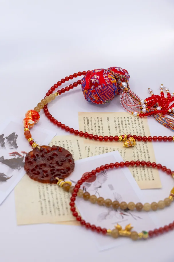 HONG LIAN – Traditionelle chinesische Halskette mit rotem Jadestein