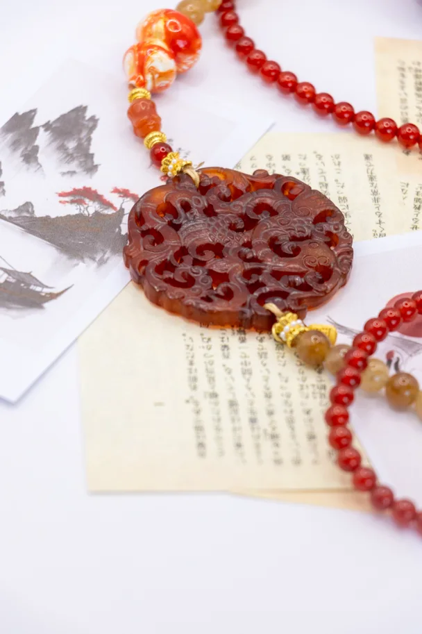 HONG LIAN – Traditionelle chinesische Halskette mit rotem Jadestein
