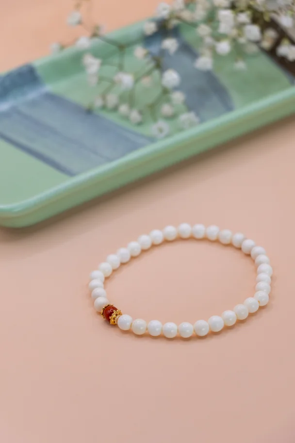 Ai Ling – Armband aus Mammut-Elfenbein, Südlichem Roten Achat & Grünem Jaspis