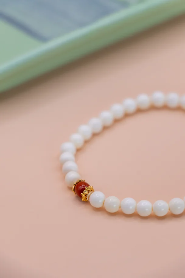 Ai Ling – Armband aus Mammut-Elfenbein, Südlichem Roten Achat & Grünem Jaspis