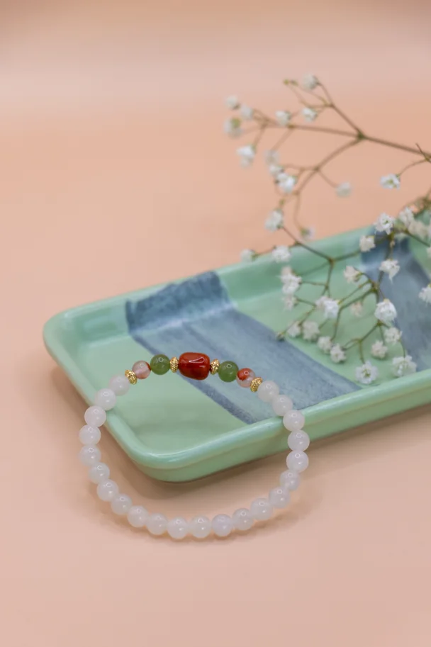 Lan Yue – Armband aus Weißer Hetian-Jade, Südlicher Roter Agate & Grünem Jaspis