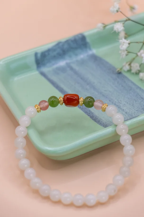 Lan Yue – Armband aus Weißer Hetian-Jade, Südlicher Roter Agate & Grünem Jaspis