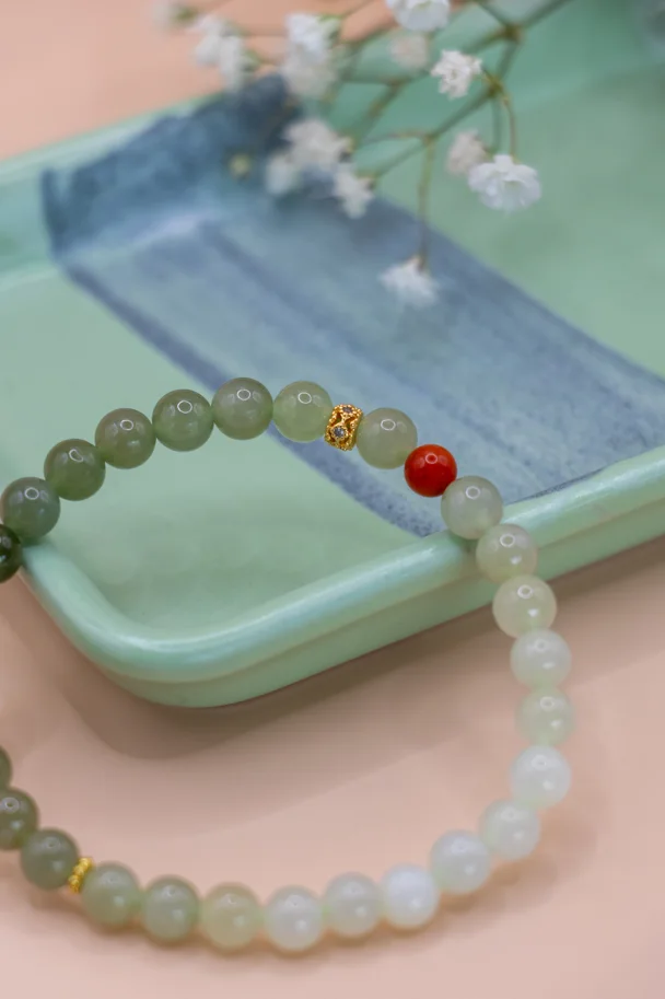 Lan Yue – Armband aus Weißer Hetian-Jade, Südlicher Roter Agate & Grünem Jaspis