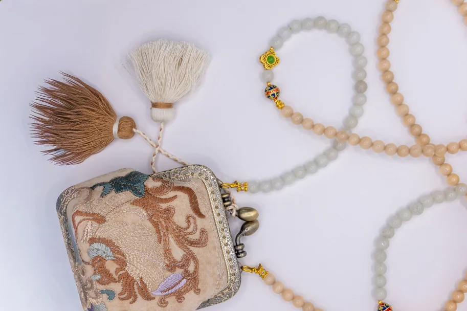 Mei Rong – Traditionelle chinesische Damentasche mit Edelstein-Schulterriemen