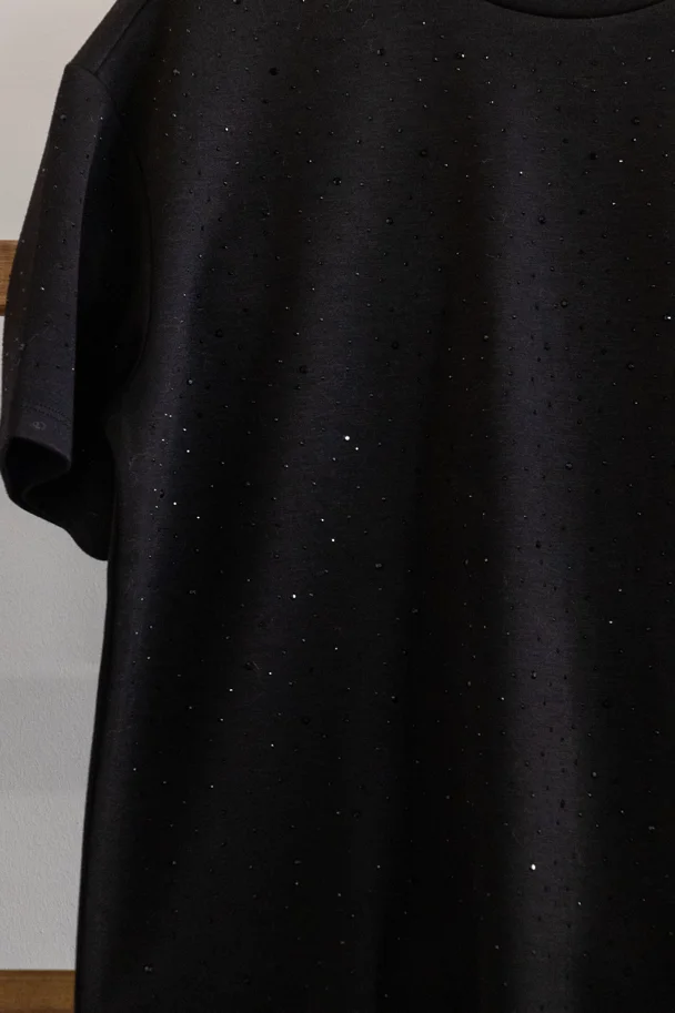 ISABELLA – Schwarzes T-Shirt mit funkelnden Ziersteinchen