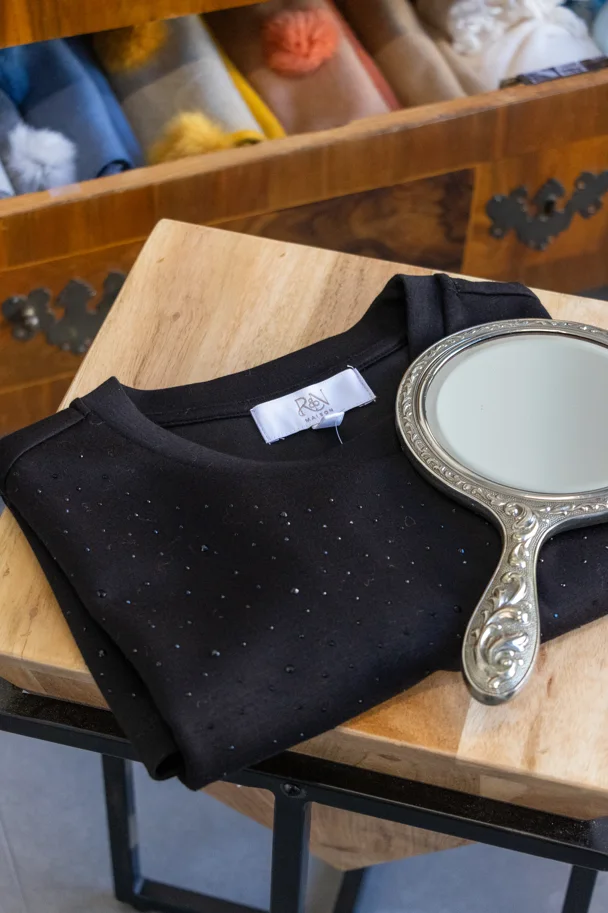 ISABELLA – Schwarzes T-Shirt mit funkelnden Ziersteinchen