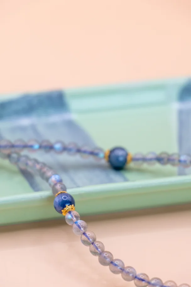 Armband mit grauem Mondstein und Kyanit